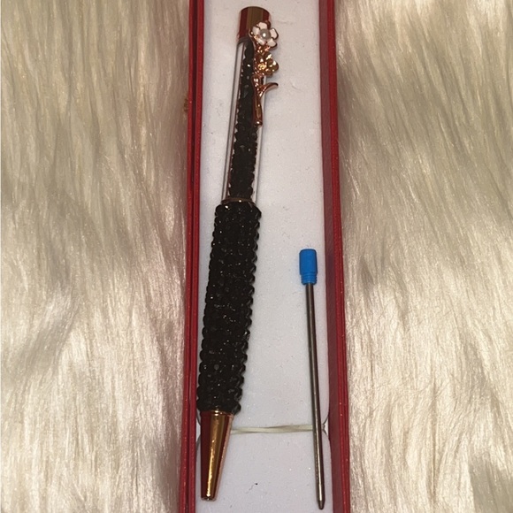 With its dazzling shimmering crystals, this pen is a true work of art. - Picture 1 of 2